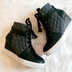 Quilted sneaker wedge, size 6.5, grey and black
